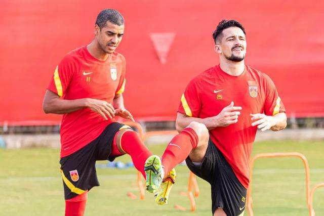 四归化+西助教确定赴日会合国足 李磊因伤将缺席